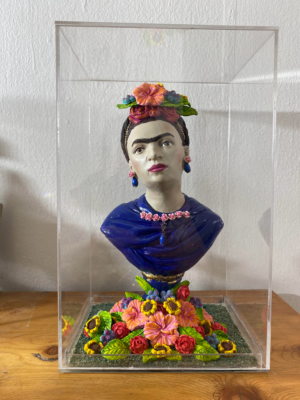 Frida sobre flores